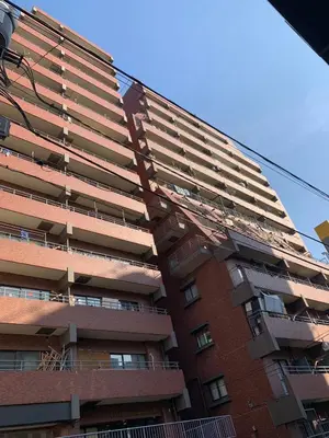 a tall red brick apartment building with at Shinjuku 2min walk! Shinjuku kabukicho \u6b4c\u821e\u4f0e\u753a! \u8f66\u7ad9\u6b65\u884c2\u5206! 2\u4e2a\u5367\u5ba4\u516c\u5bd3! \u65b0\u88c5\u4fee\u516c\u5bd3!\u5e72\u6e7f\u5206\u79bb! \u667a\u80fd\u9a6c\u6876! \u9ad8\u901f\u65e0\u9650\u5236\u7f51\u8def1001 in Tokyo