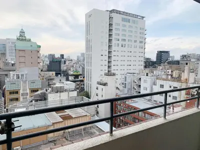 a view of a city from a balcony at Shinjuku 2min walk! Shinjuku kabukicho \u6b4c\u821e\u4f0e\u753a! \u8f66\u7ad9\u6b65\u884c2\u5206! 2\u4e2a\u5367\u5ba4\u516c\u5bd3! \u65b0\u88c5\u4fee\u516c\u5bd3!\u5e72\u6e7f\u5206\u79bb! \u667a\u80fd\u9a6c\u6876! \u9ad8\u901f\u65e0\u9650\u5236\u7f51\u8def1001 in Tokyo