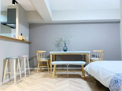 a bedroom with a bed and a table and chairs at Shinjuku 2min walk! Shinjuku kabukicho \u6b4c\u821e\u4f0e\u753a! \u8f66\u7ad9\u6b65\u884c2\u5206! 2\u4e2a\u5367\u5ba4\u516c\u5bd3! \u65b0\u88c5\u4fee\u516c\u5bd3!\u5e72\u6e7f\u5206\u79bb! \u667a\u80fd\u9a6c\u6876! \u9ad8\u901f\u65e0\u9650\u5236\u7f51\u8def1001 in Tokyo
