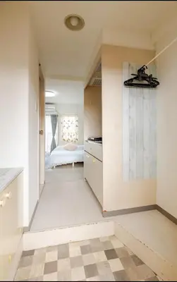 a hallway with a kitchen and a bedroom at \u6da9\u8c37\u4e2d\u5fc3 ! \u6da9\u8c37\u5341\u5b57\u8def\u53e3 109 Shibuya scramble crossing \u9ad8\u901f\u65e0\u9650\u5236\u7f51\u7edc#703 in Tokyo