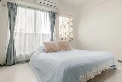 a bedroom with a bed with two pillows and a window at \u6da9\u8c37\u4e2d\u5fc3 ! \u6da9\u8c37\u5341\u5b57\u8def\u53e3 109 Shibuya scramble crossing \u9ad8\u901f\u65e0\u9650\u5236\u7f51\u7edc#703 in Tokyo