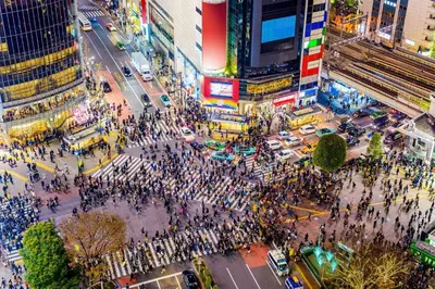 a crowd of people crossing a busy city street at \u6da9\u8c37\u4e2d\u5fc3 ! \u6da9\u8c37\u5341\u5b57\u8def\u53e3 109 Shibuya scramble crossing \u9ad8\u901f\u65e0\u9650\u5236\u7f51\u7edc#703 in Tokyo