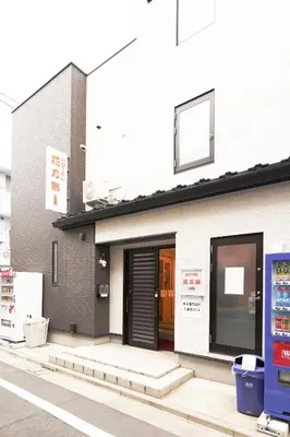 a building with a vending machine in front of it at Hananosato Hotel \u6c60\u888b\u672c\u5e97 in Tokyo