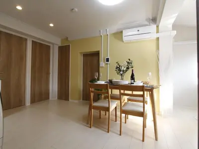a dining room with a wooden table and chairs at \u6e21\u9089\u30d3\u30eb in Tokyo