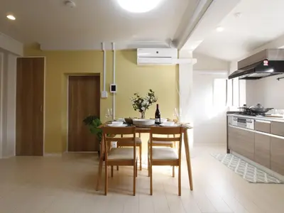a kitchen with a table and chairs in a room at \u6e21\u9089\u30d3\u30eb in Tokyo
