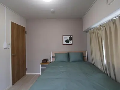 a bedroom with a bed and a window at \u6e21\u9089\u30d3\u30eb in Tokyo