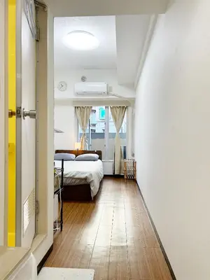 a bedroom with a bed and a room with a hallway at Shinjuku Center\u65b0\u5bbf\u4e2d\u5fc3! 3min walk from subway\u6700\u8fd1\u5730\u94c1\u7ad93\u5206! Shinjuku Kabukicho\u65b0\u5bbf\u6b4c\u821e\u4f0e! \u8457\u540d\u8fde\u9501\u5927\u578b\u516c\u5bd3!314 in Tokyo