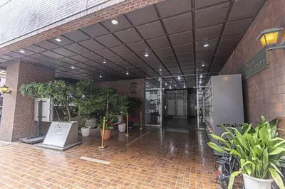 a lobby with potted plants in a building at Shinjuku Center\u65b0\u5bbf\u4e2d\u5fc3! 3min walk from subway\u6700\u8fd1\u5730\u94c1\u7ad93\u5206! Shinjuku Kabukicho\u65b0\u5bbf\u6b4c\u821e\u4f0e! \u8457\u540d\u8fde\u9501\u5927\u578b\u516c\u5bd3!314 in Tokyo