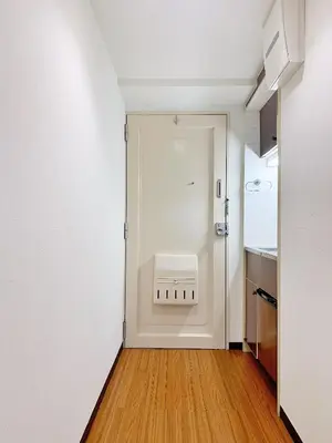 a hallway with a white door leading to a kitchen at Shinjuku Center\u65b0\u5bbf\u4e2d\u5fc3! 3min walk from subway\u6700\u8fd1\u5730\u94c1\u7ad93\u5206! Shinjuku Kabukicho\u65b0\u5bbf\u6b4c\u821e\u4f0e! \u8457\u540d\u8fde\u9501\u5927\u578b\u516c\u5bd3!314 in Tokyo