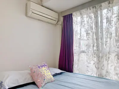 a bedroom with a window and a bed with a pillow at Central Shinjuku/Shinjukukicho/JR Shinuku Station 3 min' walk/新宿中心 新宿歌舞伎/912 in Tokyo