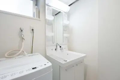 a white bathroom with a sink and a mirror at Felice\u68ee\u4e0b in Tokyo