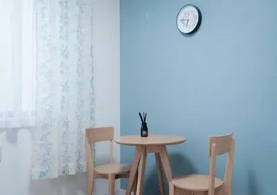 a table and two chairs and a clock on a blue wall at ookubo! \u5927\u4e45\u4fdd! \u65b0\u5bbf\u6b65\u884c\u8ddd\u79bb! \u7cbe\u54c1\u65b0\u88c5\u516c\u5bd3! \u5927\u4e45\u4fdd\u8f66\u7ad9\u6b65\u884c7\u5206\u949f! \u5e72\u6e7f\u5206\u79bb! \u667a\u80fd\u9a6c\u6876! \u9ad8\u901f\u65e0\u9650\u5236\u7f51\u8def 201 in Tokyo