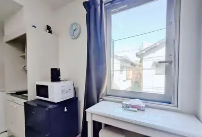 a window in a kitchen with a table and a microwave at JR t akadababa subway 5 mins walk! Newly building \u65b0\u7bc9! \u9ad8\u7530\u99ac\u5834\u99c5 \u5f92\u6b69\u570f\u5185\u5927\u4eba\u6c17! Shinjuku\u65b0\u5bbf\u5708!\u9ad8\u901f\u65e0\u9650\u5236Wi-FI C2 in Tokyo