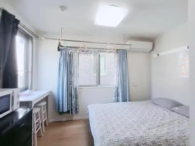 a bedroom with a bed and a desk and a window at JR t akadababa subway 5 mins walk! Newly building \u65b0\u7bc9! \u9ad8\u7530\u99ac\u5834\u99c5 \u5f92\u6b69\u570f\u5185\u5927\u4eba\u6c17! Shinjuku\u65b0\u5bbf\u5708!\u9ad8\u901f\u65e0\u9650\u5236Wi-FI C2 in Tokyo
