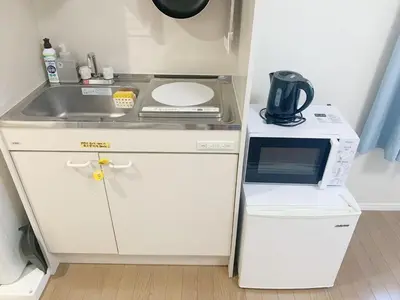 a small kitchen with a sink and a microwave at JR t akadababa subway 5 mins walk! Newly building \u65b0\u7bc9! \u9ad8\u7530\u99ac\u5834\u99c5 \u5f92\u6b69\u570f\u5185\u5927\u4eba\u6c17! Shinjuku\u65b0\u5bbf\u5708!\u9ad8\u901f\u65e0\u9650\u5236Wi-FI C2 in Tokyo