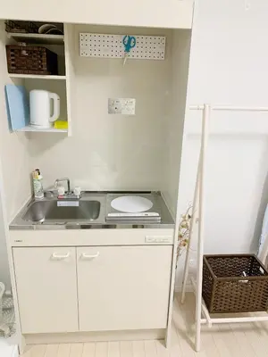 a small kitchen with a sink and a counter at JR t akadababa subway 5 mins walk! Newly building \u65b0\u7bc9! \u9ad8\u7530\u99ac\u5834\u99c5 \u5f92\u6b69\u570f\u5185\u5927\u4eba\u6c17! Shinjuku\u65b0\u5bbf\u5708!\u9ad8\u901f\u65e0\u9650\u5236Wi-FI C1 in Tokyo