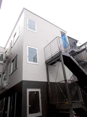 a building with a staircase on the side of it at JR t akadababa subway 5 mins walk! Newly building \u65b0\u7bc9! \u9ad8\u7530\u99ac\u5834\u99c5 \u5f92\u6b69\u570f\u5185\u5927\u4eba\u6c17! Shinjuku\u65b0\u5bbf\u5708!\u9ad8\u901f\u65e0\u9650\u5236Wi-FI C1 in Tokyo