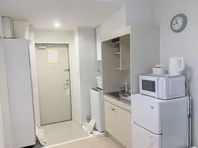 a kitchen with a microwave on top of a refrigerator at JR t akadababa subway 5 mins walk! Newly building \u65b0\u7bc9! \u9ad8\u7530\u99ac\u5834\u99c5 \u5f92\u6b69\u570f\u5185\u5927\u4eba\u6c17! Shinjuku\u65b0\u5bbf\u5708!\u9ad8\u901f\u65e0\u9650\u5236Wi-FI C1 in Tokyo