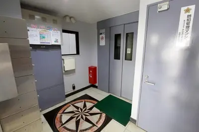 a room with a door and a rug on the floor at \u5927\u4e95\u753a\u30a2\u30d1\u30fc\u30c8\u30e1\u30f3\u30c8\u30db\u30c6\u30eb\u8c4a\u5f37\u30d3\u30eb in Tokyo