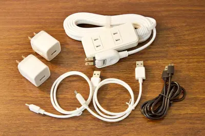 a nintendo wii controller with a charger and cables at \u5927\u4e95\u753a\u30a2\u30d1\u30fc\u30c8\u30e1\u30f3\u30c8\u30db\u30c6\u30eb\u8c4a\u5f37\u30d3\u30eb in Tokyo