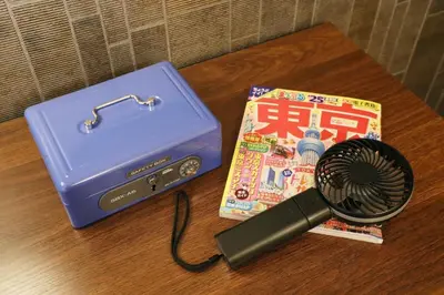 a hair dryer and a box on a table at \u5927\u4e95\u753a\u30a2\u30d1\u30fc\u30c8\u30e1\u30f3\u30c8\u30db\u30c6\u30eb\u8c4a\u5f37\u30d3\u30eb in Tokyo