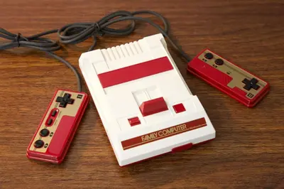 twointendo game consoles sitting on top of a table at \u5927\u4e95\u753a\u30a2\u30d1\u30fc\u30c8\u30e1\u30f3\u30c8\u30db\u30c6\u30eb\u8c4a\u5f37\u30d3\u30eb in Tokyo