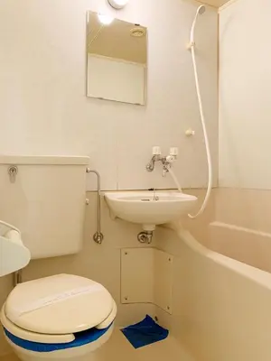 a bathroom with a toilet and a sink at Shinjuku Center\u65b0\u5bbf\u4e2d\u5fc3! !Shinjuku Kabukicho! 3min walk! JR \u65b0\u5bbf!\u5730\u94c1\u7ad9\u6b65\u884c3\u5206! \u65b0\u5bbf\u6b4c\u821e\u4f0e!\u8457\u540d\u8fde\u9501\u5927\u578b\u516c\u5bd3!\u4e00\u5c4224\u5c0f\u65f6\u4fdd\u5b89\u5e38\u9a7b! 616 in Tokyo