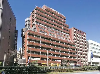 a large brick building in the middle of a city at Shinjuku Center\u65b0\u5bbf\u4e2d\u5fc3! !Shinjuku Kabukicho! 3min walk! JR \u65b0\u5bbf!\u5730\u94c1\u7ad9\u6b65\u884c3\u5206! \u65b0\u5bbf\u6b4c\u821e\u4f0e!\u8457\u540d\u8fde\u9501\u5927\u578b\u516c\u5bd3!\u4e00\u5c4224\u5c0f\u65f6\u4fdd\u5b89\u5e38\u9a7b! 616 in Tokyo