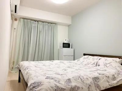 a bedroom with a bed and a tv in it at Shinjuku Center\u65b0\u5bbf\u4e2d\u5fc3! !Shinjuku Kabukicho! 3min walk! JR \u65b0\u5bbf!\u5730\u94c1\u7ad9\u6b65\u884c3\u5206! \u65b0\u5bbf\u6b4c\u821e\u4f0e!\u8457\u540d\u8fde\u9501\u5927\u578b\u516c\u5bd3!\u4e00\u5c4224\u5c0f\u65f6\u4fdd\u5b89\u5e38\u9a7b! 616 in Tokyo
