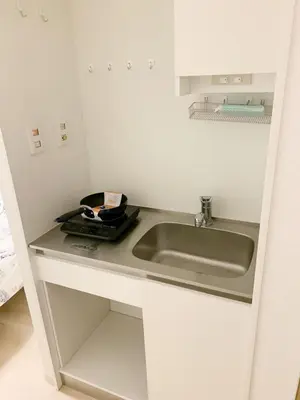 a kitchen counter with a sink in a room at Shinjuku Center\u65b0\u5bbf\u4e2d\u5fc3! !Shinjuku Kabukicho! 3min walk! JR \u65b0\u5bbf!\u5730\u94c1\u7ad9\u6b65\u884c3\u5206! \u65b0\u5bbf\u6b4c\u821e\u4f0e!\u8457\u540d\u8fde\u9501\u5927\u578b\u516c\u5bd3!\u4e00\u5c4224\u5c0f\u65f6\u4fdd\u5b89\u5e38\u9a7b! 616 in Tokyo