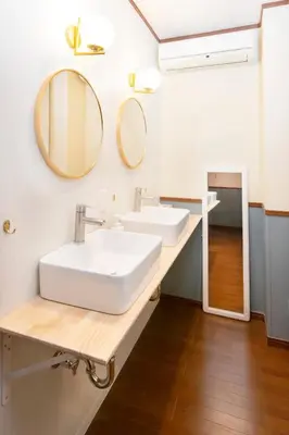 a bathroom with two sinks and two mirrors at 【5/24NEW OPEN】浅草徒歩3分/Max9名/無料駐車場/渋谷直通 in Tokyo