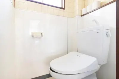 a bathroom with a white toilet and a window at Meee Asakusa3F4F \u6d45\u8349\u5f92\u6b693\u5206 140\u5e73\u7c73Max22\u540d \u7121\u6599\u99d0\u8eca\u5834 \u5c4b\u4e0a\u7d76\u666f \u6e0b\u8c37\u76f4\u901a in Tokyo