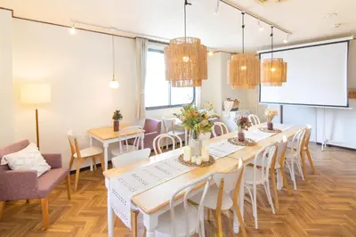 a conference room with a long table and chairs at Meee Asakusa3F4F \u6d45\u8349\u5f92\u6b693\u5206 140\u5e73\u7c73Max22\u540d \u7121\u6599\u99d0\u8eca\u5834 \u5c4b\u4e0a\u7d76\u666f \u6e0b\u8c37\u76f4\u901a in Tokyo