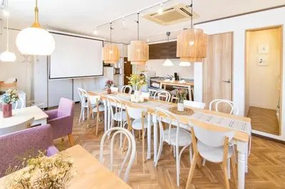 a large dining room with a long table and chairs at Meee Asakusa3F4F \u6d45\u8349\u5f92\u6b693\u5206 140\u5e73\u7c73Max22\u540d \u7121\u6599\u99d0\u8eca\u5834 \u5c4b\u4e0a\u7d76\u666f \u6e0b\u8c37\u76f4\u901a in Tokyo