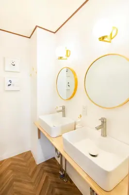 a bathroom with two sinks and a mirror at Meee Asakusa3F4F \u6d45\u8349\u5f92\u6b693\u5206 140\u5e73\u7c73Max22\u540d \u7121\u6599\u99d0\u8eca\u5834 \u5c4b\u4e0a\u7d76\u666f \u6e0b\u8c37\u76f4\u901a in Tokyo