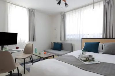 a bedroom with a bed and a living room at \u30a6\u30a7\u30eb\u30b9\u30af\u30a8\u30a2\u30a4\u30ba\u30e0\u65b9\u5357\u753a in Tokyo