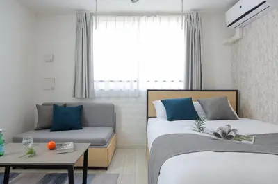a bedroom with two beds and a couch at \u30a6\u30a7\u30eb\u30b9\u30af\u30a8\u30a2\u30a4\u30ba\u30e0\u65b9\u5357\u753a in Tokyo