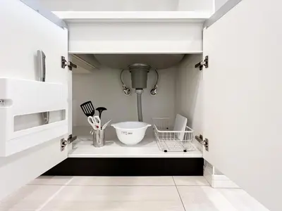 a kitchen with a cupboard with a sink at \u30a6\u30a7\u30eb\u30b9\u30af\u30a8\u30a2\u30a4\u30ba\u30e0\u65b9\u5357\u753a in Tokyo