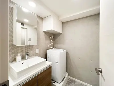 a bathroom with a sink and a toilet and a mirror at \u30a6\u30a7\u30eb\u30b9\u30af\u30a8\u30a2\u30a4\u30ba\u30e0\u65b9\u5357\u753a in Tokyo