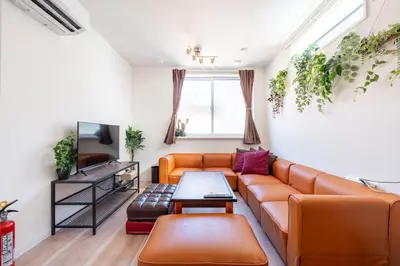 a living room with a couch and a tv at \u30a2\u30f3\u30c9\u30b9\u30c6\u30a4\u4e0a\u9ad8\u75302\u4e01\u76ee in Tokyo