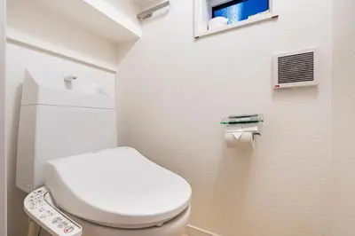 a white bathroom with a toilet and a window at \u30a2\u30f3\u30c9\u30b9\u30c6\u30a4\u4e0a\u9ad8\u75302\u4e01\u76ee in Tokyo
