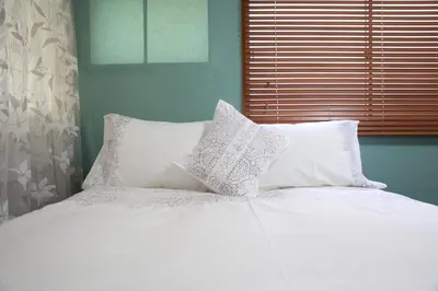 a white bed with four pillows and a window at Ueno\u4e0a\u91ce!Akihabara\u79cb\u8449\u539f!Asakusa \u6d45\u8349!3min walk to station!\u4ea4\u901a\u4fbf\u5229\u5730\u70b9\u7e41\u534e!\u9644\u8fd1\u7f8e\u98df!\u5546\u573a\u767e\u8d27\u904d\u5730! \u5e72\u6e7f\u5206\u79bb! \u667a\u80fd\u9a6c\u6876! \u9ad8\u901f\u65e0\u9650\u5236\u7f51\u8def! \u9ad8\u7ea7\u516c\u5bd3403 in Tokyo