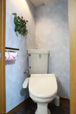a bathroom with a toilet and a plant on the wall at Ueno\u4e0a\u91ce!Akihabara\u79cb\u8449\u539f!Asakusa \u6d45\u8349!3min walk to station!\u4ea4\u901a\u4fbf\u5229\u5730\u70b9\u7e41\u534e!\u9644\u8fd1\u7f8e\u98df!\u5546\u573a\u767e\u8d27\u904d\u5730! \u5e72\u6e7f\u5206\u79bb! \u667a\u80fd\u9a6c\u6876! \u9ad8\u901f\u65e0\u9650\u5236\u7f51\u8def! \u9ad8\u7ea7\u516c\u5bd3403 in Tokyo