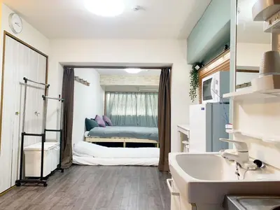 a bathroom with a sink and a mirror at Ueno\u4e0a\u91ce!Akihabara\u79cb\u8449\u539f!Asakusa \u6d45\u8349!3min walk to station!\u4ea4\u901a\u4fbf\u5229\u5730\u70b9\u7e41\u534e!\u9644\u8fd1\u7f8e\u98df!\u5546\u573a\u767e\u8d27\u904d\u5730! \u5e72\u6e7f\u5206\u79bb! \u667a\u80fd\u9a6c\u6876! \u9ad8\u901f\u65e0\u9650\u5236\u7f51\u8def! \u9ad8\u7ea7\u516c\u5bd3403 in Tokyo