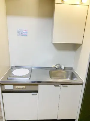 a small kitchen with a sink and white cabinets at Shinjuku \u65b0\u5bbf\u5f92\u6b65\u5708!\u897f\u65b0\u5bbf!\u90fd\u5385!\u65b0\u5bbf\u4e2d\u592e\u516c\u56ed!2\u5206\u949f\u6b65\u884c\u5230\u5730\u94c1!\u9ad8\u901f\u65e0\u9650\u5236\u7f51\u7edc!\u7cbe\u81f4\u516c\u5bd3Autolock!104 in Tokyo