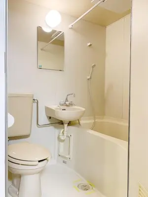 a white bathroom with a toilet and a sink at Shinjuku \u65b0\u5bbf\u5f92\u6b65\u5708!\u897f\u65b0\u5bbf!\u90fd\u5385!\u65b0\u5bbf\u4e2d\u592e\u516c\u56ed!2\u5206\u949f\u6b65\u884c\u5230\u5730\u94c1!\u9ad8\u901f\u65e0\u9650\u5236\u7f51\u7edc!\u7cbe\u81f4\u516c\u5bd3Autolock!104 in Tokyo
