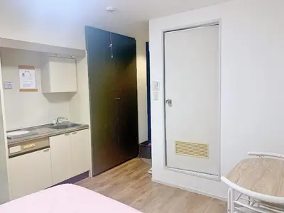 a bedroom with a door leading to a kitchen with a sink at Shinjuku \u65b0\u5bbf\u5f92\u6b65\u5708!\u897f\u65b0\u5bbf!\u90fd\u5385!\u65b0\u5bbf\u4e2d\u592e\u516c\u56ed!2\u5206\u949f\u6b65\u884c\u5230\u5730\u94c1!\u9ad8\u901f\u65e0\u9650\u5236\u7f51\u7edc!\u7cbe\u81f4\u516c\u5bd3Autolock!104 in Tokyo