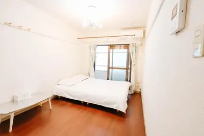 a bedroom with a bed and a desk and a window at Near Shinjuku!Nishi Shinjuku Gochome 6min!\u897f\u65b0\u5bbf!\u5730\u94c1\u7ad9\u6b65\u884c6\u5206!\u65b0\u5bbf\u5f92\u6b65\u5708!\u7cbe\u81f4\u516c\u5bd3! \u9ad8\u901f\u65e0\u9650\u5236WIFI 203 in Tokyo