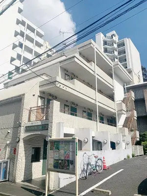 a white building with bikes parked in front of it at Near Shinjuku!Nishi Shinjuku Gochome 6min!\u897f\u65b0\u5bbf!\u5730\u94c1\u7ad9\u6b65\u884c6\u5206!\u65b0\u5bbf\u5f92\u6b65\u5708!\u7cbe\u81f4\u516c\u5bd3! \u9ad8\u901f\u65e0\u9650\u5236WIFI 203 in Tokyo