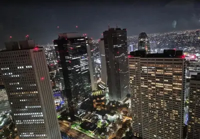 a city skyline at night with tall buildings at Near Shinjuku!Nishi Shinjuku Gochome 6min!\u897f\u65b0\u5bbf!\u5730\u94c1\u7ad9\u6b65\u884c6\u5206!\u65b0\u5bbf\u5f92\u6b65\u5708!\u7cbe\u81f4\u516c\u5bd3! \u9ad8\u901f\u65e0\u9650\u5236WIFI 203 in Tokyo